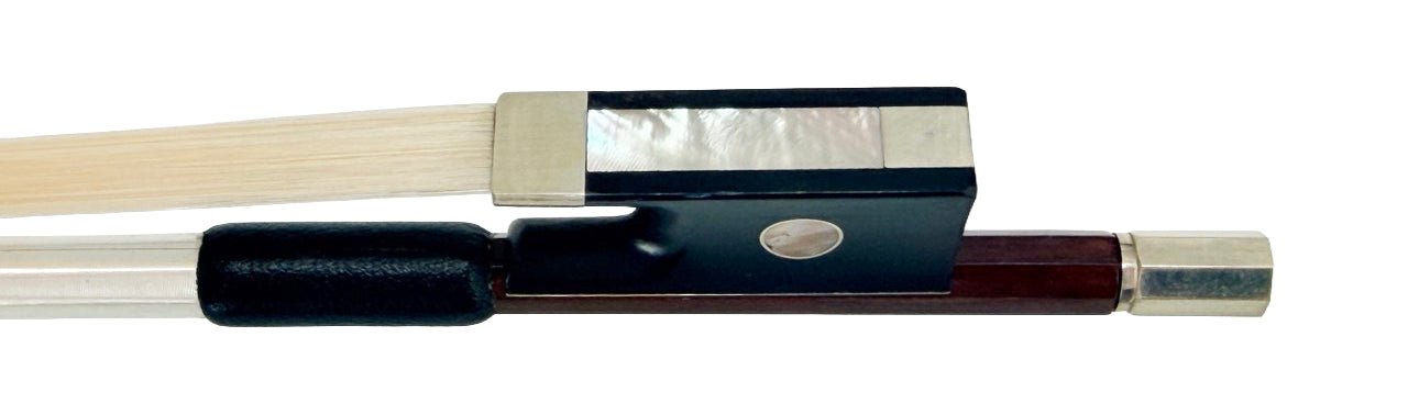 Close-up of the frog and winding of the Artino Gavotte BBC-180RN Massaranduba Violin Bow – 4/4, showing the horsehair, mother-of-pearl inlay, metal fittings, and black grip on a white background.