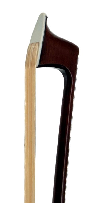 Here’s a rewritten version using the specified product data: Close-up of the tip of the Artino Gavotte BBC-180RN Massaranduba Violin Bow – 4/4, featuring its massaranduba wood, white tip plate, and horsehair, isolated on a white background.
