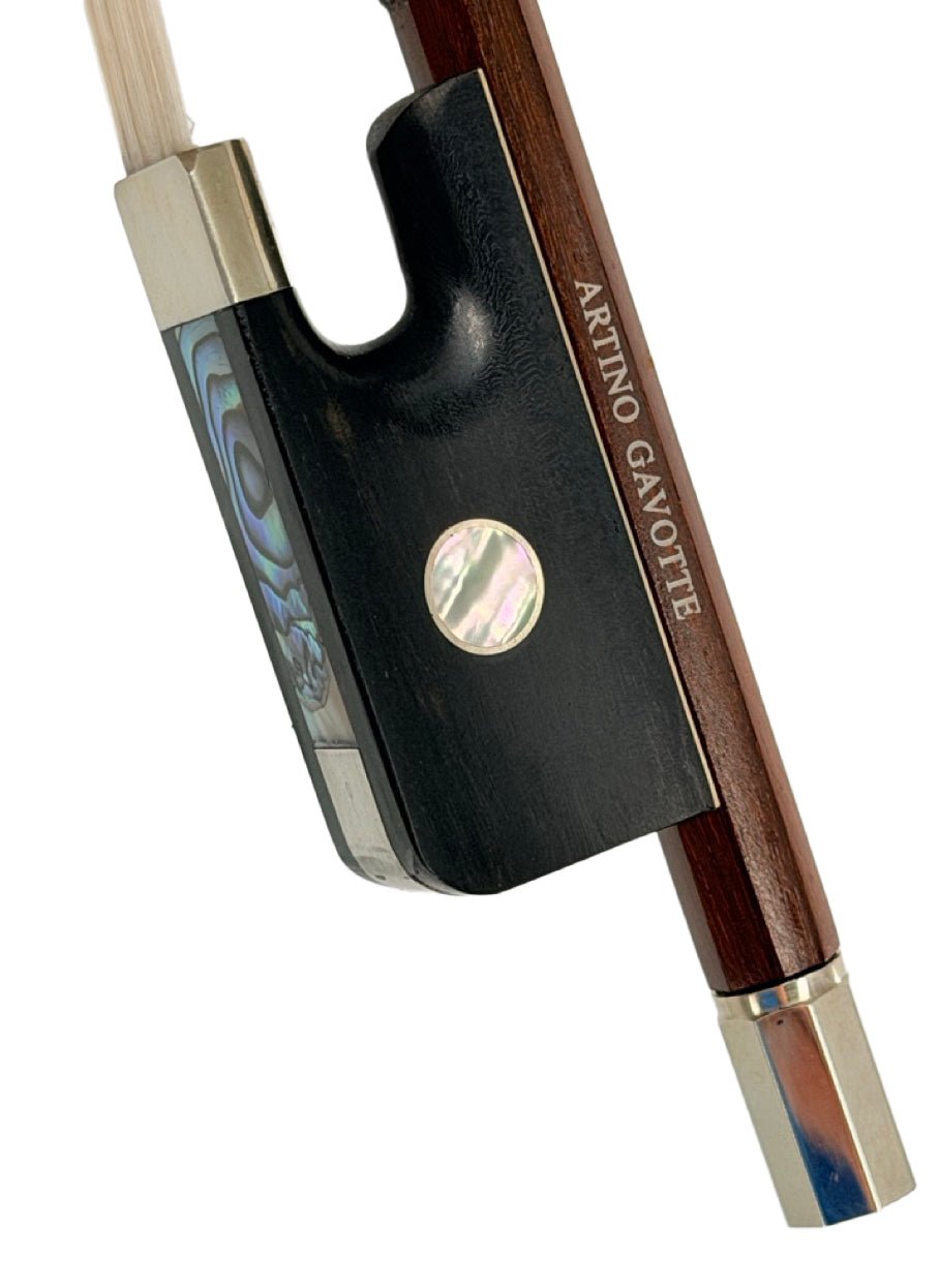 A close-up of the frog on the Artino Gavotte BCC-180RC Massaranduba Cello Bow – 4/4, featuring abalone and pearl inlay and engraved with “ARTINO GAVOTTE” on the wooden shaft.