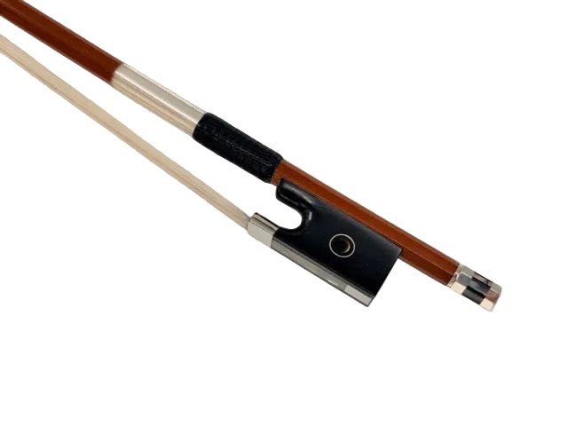 A close-up of the Atelier 500 Pernambuco Violin Bow – Octagonal Stick displays its wooden shaft, black frog with silver eye, and white horsehair, all set against a white background.