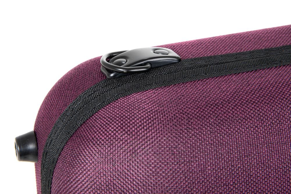 Close-up of the corner of a GEWA Bio-A Oblong Violin Case – Violet, featuring a sleek black zipper and black corner protectors, combining modern style with sustainable design; adjustable for 1/2 to 4/4 violins.