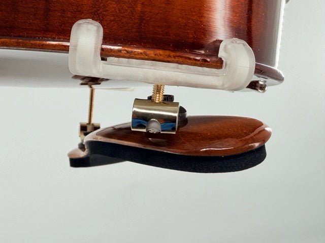 Close-up of the Viva La Musica Diamond Violin Shoulder Rest in light varnish maple wood attached to the violin, highlighting the elegant wood grain and finely crafted fittings against a plain background. The adjustable shoulder rest ensures comfort and support for players during extended practice sessions.
