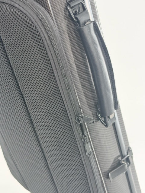 Close-up of the Otto Musica Mirage CN-512 Oblong Violin Case in black carbon-hybrid finish, featuring a textured exterior, mesh pocket, double zipper pulls, and a padded handle, displayed against a light background.