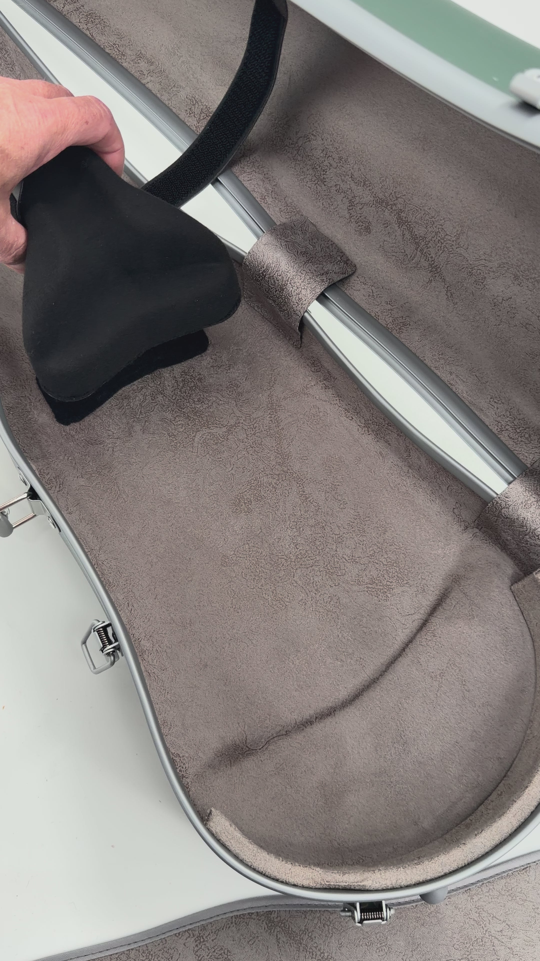 adjustable to fit 3/4 or 4/4 violins