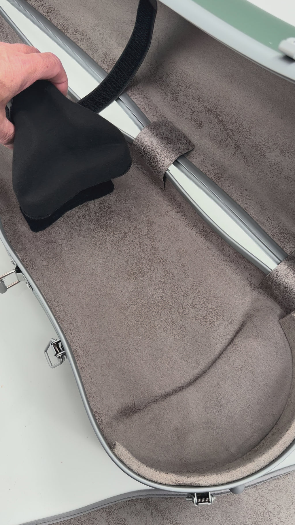 adjustable to fit 3/4 or 4/4 violins